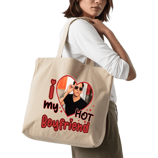 תיק בד TOTE BAG 'איי לאב מיי הוט בוייפרנד' | תיק זוגי בועט שלא משאיר מקום לספק🔥